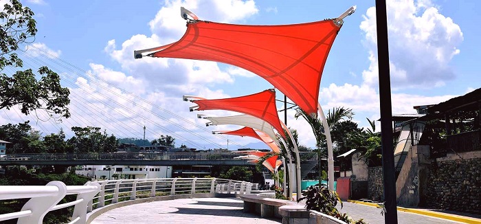 Dù cánh dơi che sân khấu